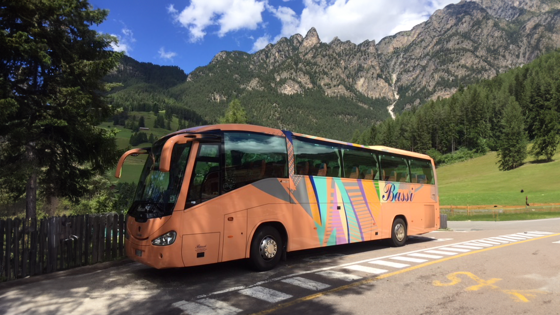 bus con sfondo montagna